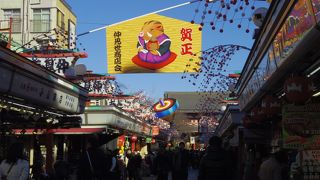 飾り付けられた仲見世通り