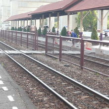 国鉄ドンムアン駅の様子です。ホームは、２本あり、行き来が可能