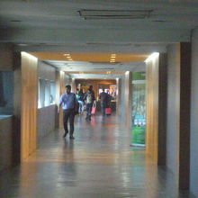 アマリホテルに至る通路です。途中、ホームに降りる通路がありま