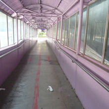 斜めの下りの通路を降りて行くと、国鉄駅のホームに通じています