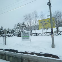 雪の中の中富良野駅