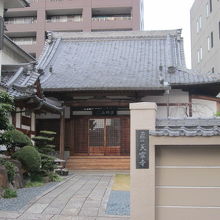 お寺としての本堂はこちらです。