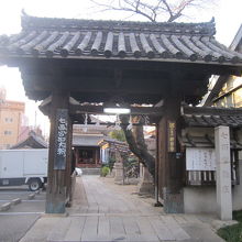 山門のすぐ横にも駐車場が縦長に続いていました