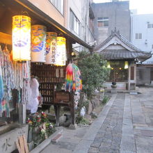 本堂（奥）と紙張地蔵尊（手前）の位置関係はこんな感じです