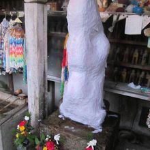 お地蔵様の姿が張られた紙で判らなくなっています…