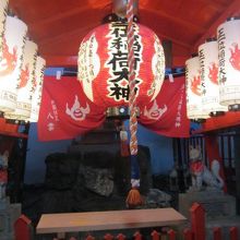 お稲荷さんには立派な提灯が掲げられていました