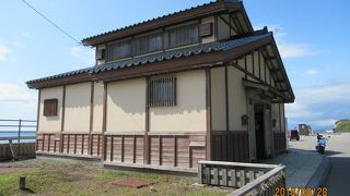 大きな駐車場で止めやすい