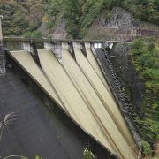 豊川用水への水源確保のためのダム、多目的ダムでは無いので満水位の姿が望める場合もあります