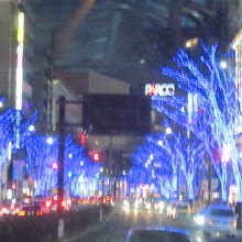 バスは道路中央を走行しますので、両サイドの電飾が楽しめます