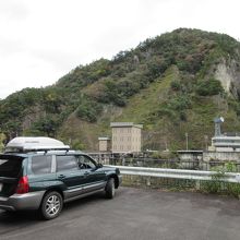 ダムサイトは両岸に駐車場有