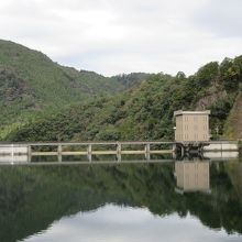 訪問時は満水位でした、満水時のダムは美しいです