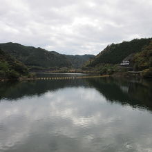 「大島ダム」によって形成された「朝霧湖」