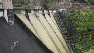 豊川用水への水源確保のためのダム、多目的ダムでは無いので満水位の姿が望める場合もあります