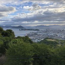 瀬戸内の島々が見える