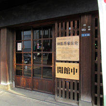 建物に入ります