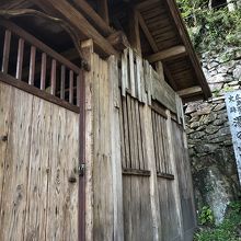 山肌に張り付いて建つ