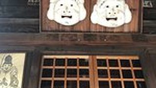 道の真ん中に立つ