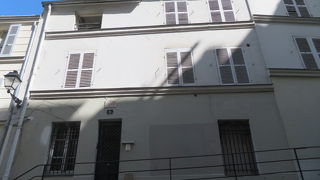 モンマルトルの丘にあります