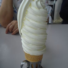 お馴染みの箸で食べるソフトクリームです!