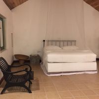 蚊帳つきの大きなベッド