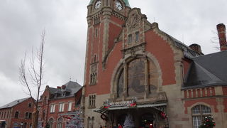 クリスマスマーケットを訪れる人で混雑