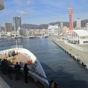 神戸港のメリケンパークの西側にある、波の形をした神戸メリケンパークオリエンタルホテルの下にある神戸港中突堤旅客ターミナルです。