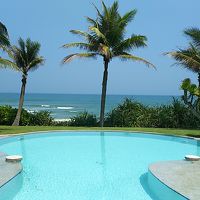 客室屋外リビングからみたプールと海の景色です