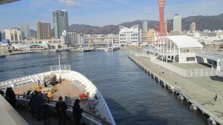 神戸港のメリケンパークの西側にある、波の形をした神戸メリケンパークオリエンタルホテルの下にある神戸港中突堤旅客ターミナルです。