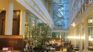 吹き抜け空間が心地よい