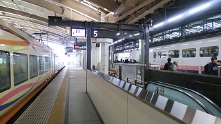 2019年１月６日現在、新潟駅での上越新幹線の乗り換えには階段等を利用せずに同じホームで乗り換え可能になりました