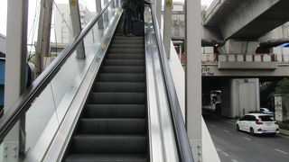 エスカレーターがあります