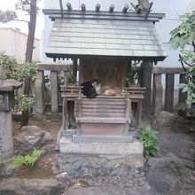 本殿（と呼ぶべきなのか迷う程小さい）の様子