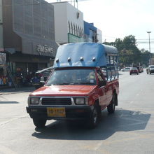 カンチャナブリの市内の目抜き通りを走行しているソンテウです。