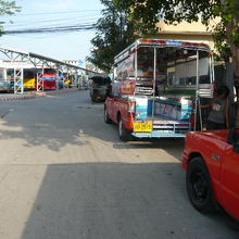 カンチャナブリバスターミナルの周辺で、客待ち中のソンテウです