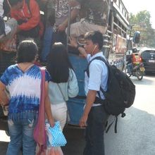 大型トラックの車体を利用したソンテウに乗り込む大勢の乗客です