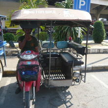 オートバイを活用した小型のソンテウも、市内で活躍しています。