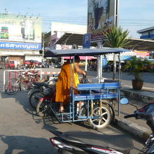 市内で、小型のソンテウに乗り込もうとしているお坊さんです。