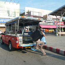 ターミナルで、遠距離バスから乗換え、ソンテウを利用する乗客