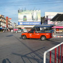 カンチャナのバスターミナルから出発し、市内を巡るソンテウです