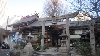道路脇にあって、少し可哀そうに感じる敷地内にある神社です