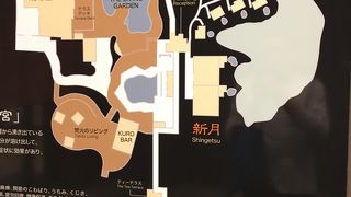 プールを見ながら夜を楽しむ