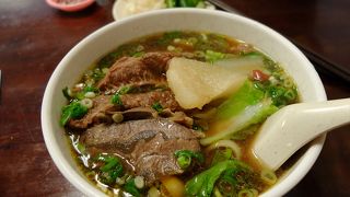 永康街の食べ歩き。ここの牛肉刀削麺は麺のコシもスープのコクも足りないような…。