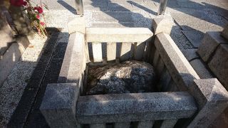 石を撫でた手で体の悪いところをこすると病が治ると信仰されてきた石