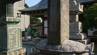 土台が亀の石像