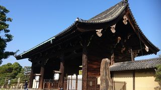 道路側から見る南大門がいい