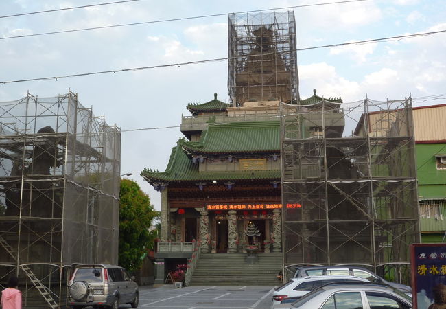 蓮池潭の東岸の道路で、観光客は殆んどいませんので、蓮池潭をのんびりと眺めながら散策を楽しむことができます