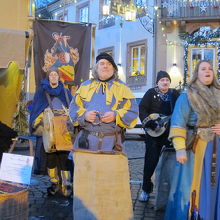 コートが焚き木臭くなるので、良い服は着ないで！