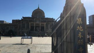 大きな寺院ビル