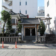 小ぢんまりした御社ですが、右手には大きな燈籠がありました