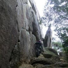 下りはツルツルとザラザラで怖い